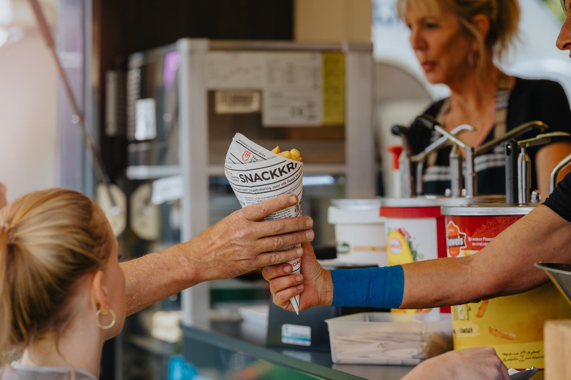 Verse frieten uit de mobiele frituur van The Catering Factory